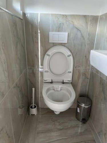 La petite salle de bains est pourvue de toilettes et d'un lavabo. dans l'établissement Dream Holiday Haus D für 6 Personen, à Tornesch