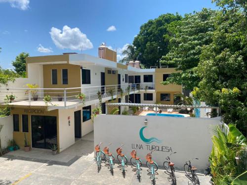 un grupo de bicicletas estacionadas frente a un edificio en Apartamentos Luna Turquesa Bacalar - Gratis Renta Bicicletas, en Bacalar