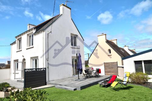 an external view of a white house with a yard at LocaLise - M2C - Ty Ma Bro -Maison avec extérieur entièrement clos - Wifi inclus - Draps inclus- Animaux bienvenus in Le Guilvinec