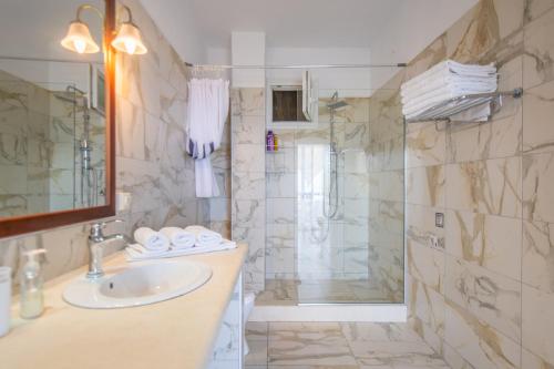 W łazience znajduje się prysznic i umywalka. w obiekcie Villa- nefeli w mieście Agios Gordios