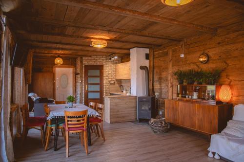 cocina y comedor con mesa y sillas en Czarna Owca, en Zalesie