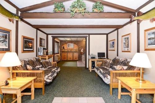 una sala de estar con sofás y mesas. en Centerstone Resort Lake-Aire en Tomahawk