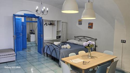 ナポリにあるNapoli Lungomare Caracciolo Mon Amourのベッドルーム1室(ベッド1台、花瓶付きのテーブル付)