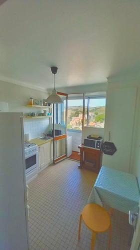 une cuisine avec une table et une table sidx sidx sidx sidx dans l'établissement Profitez De La Vue !, à Banyuls-sur-Mer