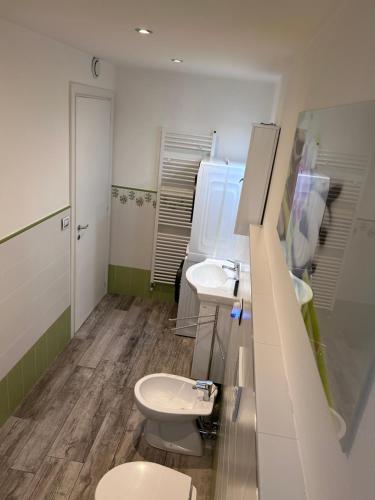 ein Badezimmer mit zwei Waschbecken und einem WC. in der Unterkunft A Casa di Lory Beach in Senigallia