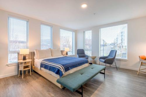 Postel nebo postele na pokoji v ubytování Marina Square Suites