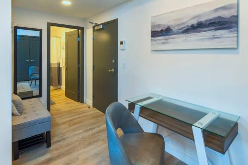 Χώρος καθιστικού στο NN - The Current 2 - Downtown 1-Bed 1-Bath