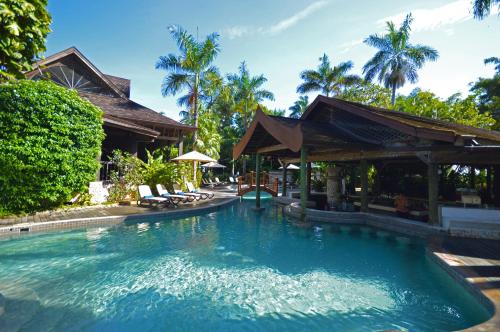 una gran piscina frente a una casa en Sunset at the Palms Resort - Adults Only - All Inclusive, en Negril