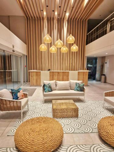 a living room with couches and chairs in a lobby at confortable apartasuite en la playa in Gaira