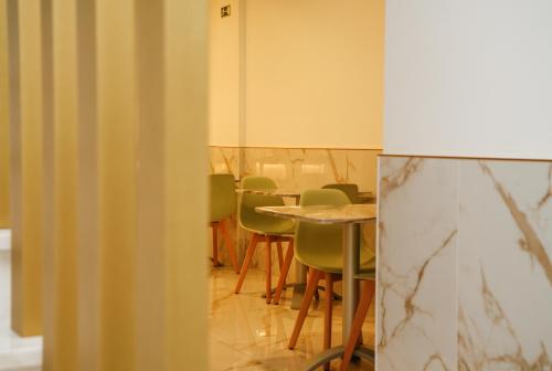 a dining room with a table and chairs at Nova Delpa AL in Caldas da Rainha