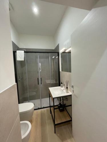 ein Bad mit einer Dusche, einem WC und einem Waschbecken in der Unterkunft Le vie del vento - Garibaldi in Triest