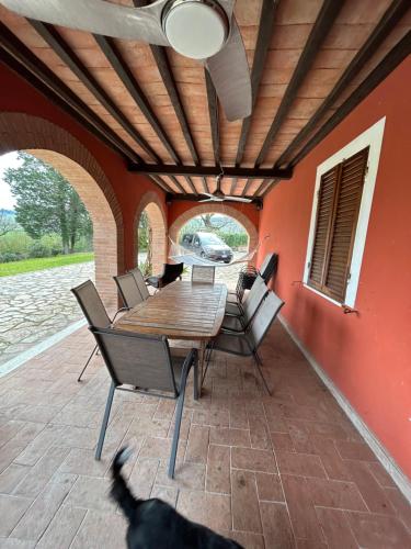 un tavolo e sedie in legno su un patio di Self catering Villa with pool in Umbria, Italy a Todi
