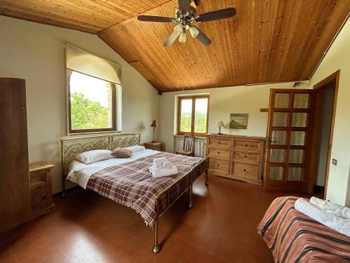 una camera con 2 letti e un ventilatore a soffitto di Self catering Villa with pool in Umbria, Italy a Todi