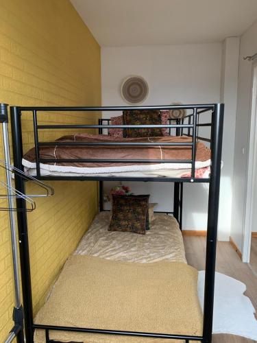 - deux lits superposés installés au-dessus d'un mur dans l'établissement 36 Maison entière,place parking devant garage, à Dunkerque