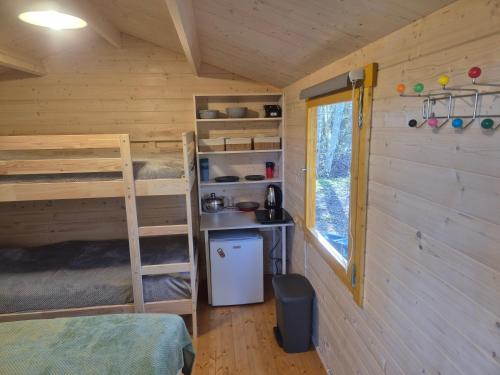 Η κουζίνα ή μικρή κουζίνα στο Lonni camping in nature