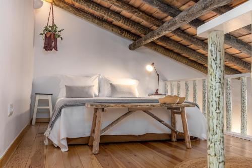 1 dormitorio con cama y mesa de madera en Santa Paciência Reguengos de Monsaraz, en Reguengos de Monsaraz