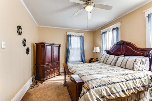 - une chambre avec un lit et un ventilateur de plafond dans l'établissement Centrally Located Beaver Falls Home with Fire Pit!, à Beaver Falls