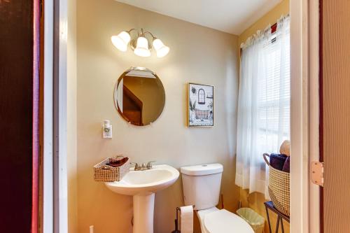 La salle de bains est pourvue d'un lavabo, de toilettes et d'un miroir. dans l'établissement Centrally Located Beaver Falls Home with Fire Pit!, à Beaver Falls