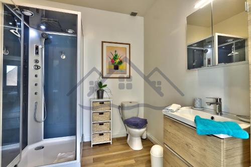 a bathroom with a shower and a sink and a toilet at LocaLise - M2C - Ty Ma Bro -Maison avec extérieur entièrement clos - Wifi inclus - Draps inclus- Animaux bienvenus in Le Guilvinec