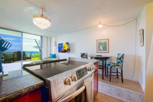 Fotografie z fotogalerie ubytování Stunning Maui Direct Ocean front on the beach, Walk to beach from Condo, Watch Turtles, Whales, AC in all rooms ocean view Pool and Spa v destinaci Wailuku