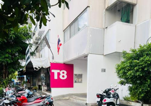 een groep motorfietsen geparkeerd buiten een gebouw bij For rent condo popular T8 fl9 in Thung Si Kan
