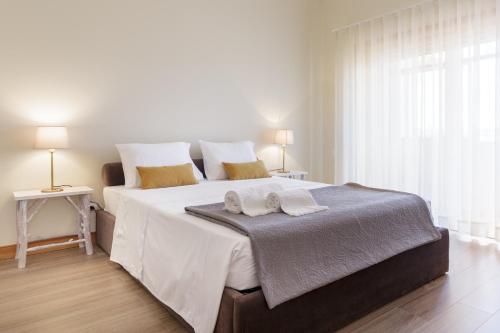 - une chambre avec un grand lit et 2 serviettes dans l'établissement Hôtel New Palmarium, à Amélie-les-Bains-Palalda