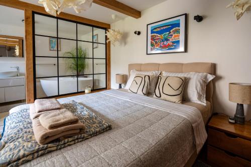 um quarto com uma cama grande e uma janela grande em Kor Sea Home em Korčula