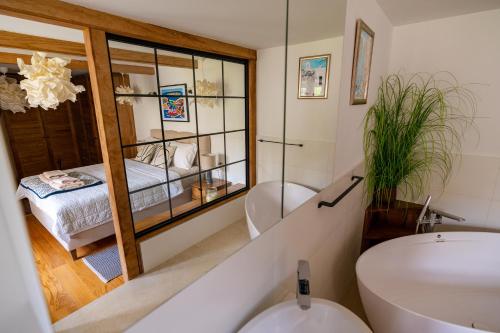 uma casa de banho com banheira e WC e um quarto em Kor Sea Home em Korčula
