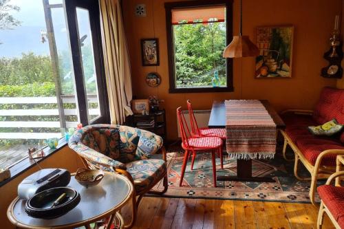 sala de estar con mesa y sillas en Lovely retro cabin close to Geysir and Gullfoss, en Selfoss