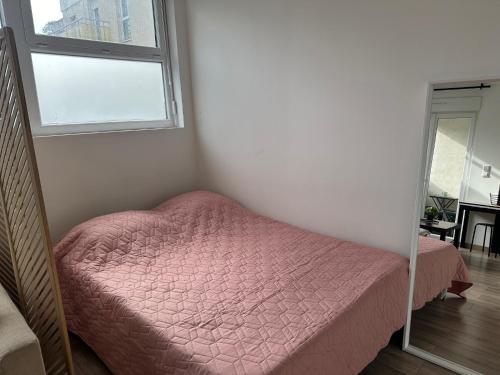 une petite chambre avec un lit et une fenêtre dans l'établissement Atelier Cosy - Parking privé gratuit, à Dijon