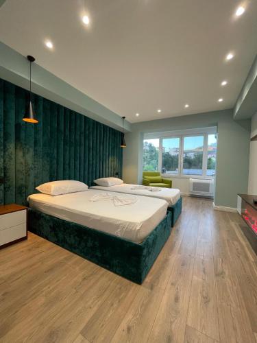 um quarto com duas camas num quarto em HOME 12 em Librazhet