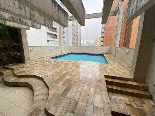 a swimming pool on the roof of a building at Flat em Santos no Gonzaga a três quadras da praia in Santos