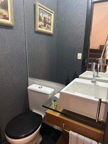 a bathroom with a toilet and a sink at Flat em Santos no Gonzaga a três quadras da praia in Santos