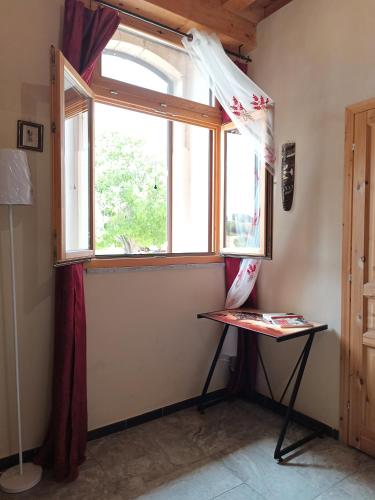 a window in a room with a table in front of it at Agriturismo PALMERI in Avola