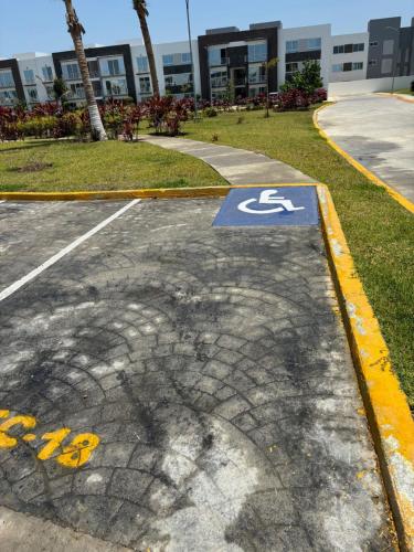 a parking lot with a handicapped sign on a street at Departamento Boutique con más Amenidades que Ningún otro en la Zona in Acapulco