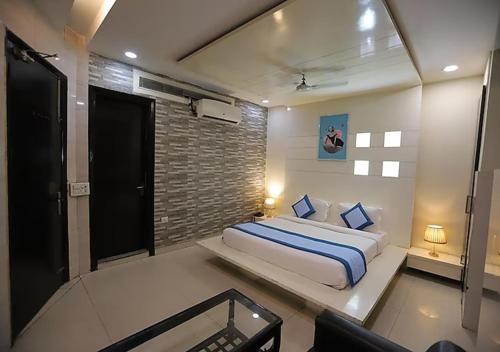 een slaapkamer met een bed en een bakstenen muur bij HOTELZO in New Delhi