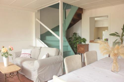 un salon avec un canapé et une table dans l'établissement Mine d'Ore Grand Gîte de la Chouette d'Or, à Thoste