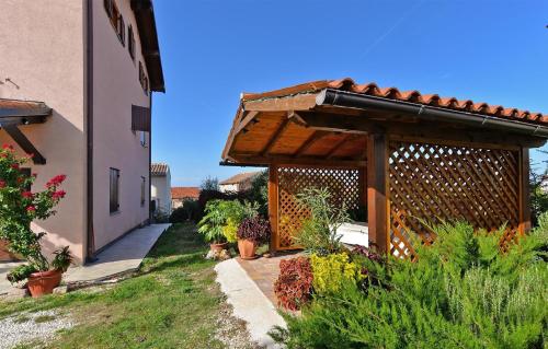a garden with a wooden pergola next to a building at Ferienwohnung für 4 Personen ca 80 qm in Bale, Istrien Istrische Riviera in Bale