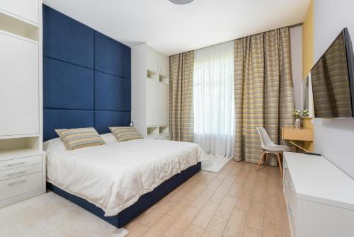 Hotel Aurora Mirage Delhi في نيودلهي: غرفة نوم بسرير وجدار ازرق