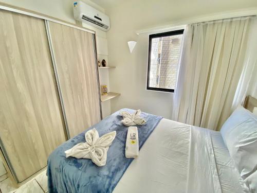 ein Schlafzimmer mit einem Bett mit Bögen darauf in der Unterkunft Villa Costeira Beira Mar - By Ideal Trip in Fortaleza