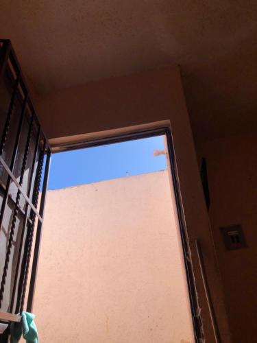 Una puerta con una ventana en una habitación en Casa En Los Manantiales, en Jacona de Plancarte