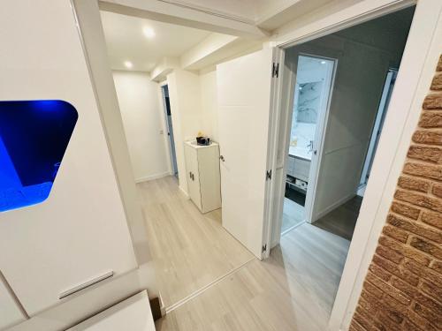 Cette chambre dispose d'un couloir avec un miroir et un placard. dans l'établissement Piso Lorena 170m playa Wifi aire, à Puerto de Sagunto