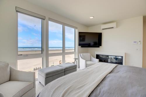 - une chambre avec un grand lit et une vue sur la plage dans l'établissement Seaside Vacation Rental Walk to Beach and Downtown!, à Seaside