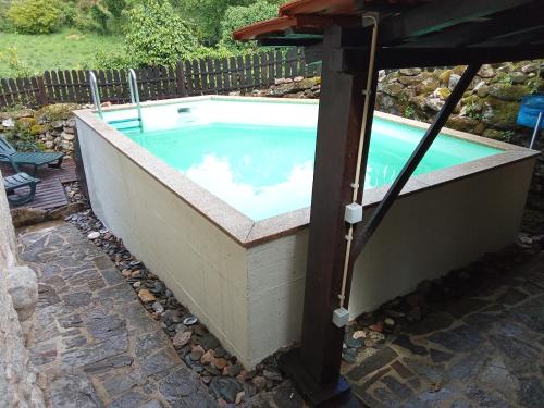 una grande piscina in un cortile con di Ninho do Corvo da Urgueira a Urgueira