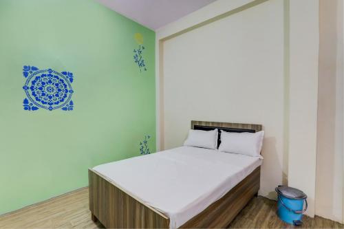 Uma cama ou camas num quarto em OYO Krishna Restaurant And Guest House