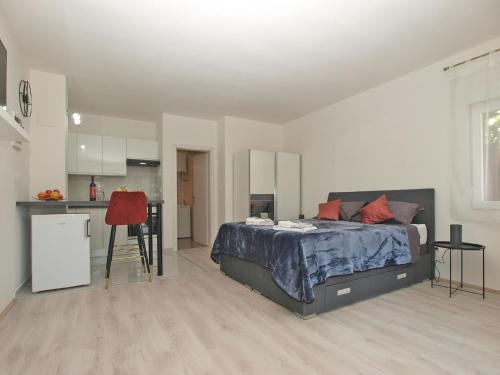 ein großes Schlafzimmer mit einem Bett und einer Küche in der Unterkunft Ferienwohnung für 2 Personen in Pula, Istrien - b44489 in Pula
