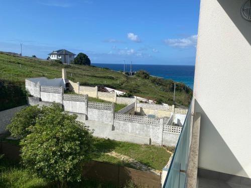 vistas al océano desde el balcón de una casa en Malpica diseño, en Malpica de Bergantiños