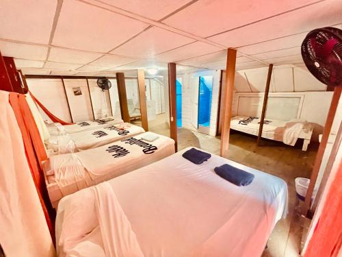 杜爾塞河的住宿－HOTEL BACKPACKERS RIO DULCE，船上的一间客房配有两张床
