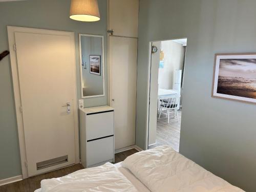 シャルボイツにあるAppartement-Mehrblick-Montemare-Mon-27のベッドルーム1室(ベッド1台付)、テーブル付きのベッドルーム1室が備わります。