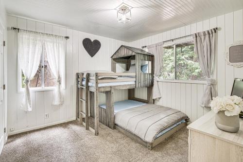 Tempat tidur susun dalam kamar di Pet-Friendly Lake Arrowhead Home Near Theme Parks!